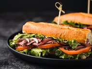 Рецепта Сандвичи с франзела, телешко филе, домат и маруля